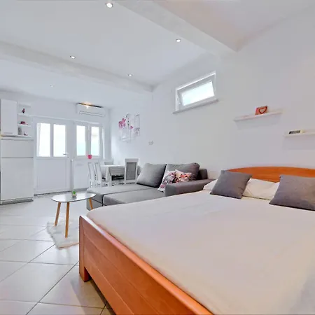 Spacious 50 M From The Apartment