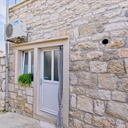 Spacious 50 M From The Apartment *