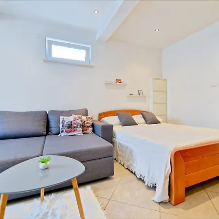 Spacious 50 M From The Apartment Postira