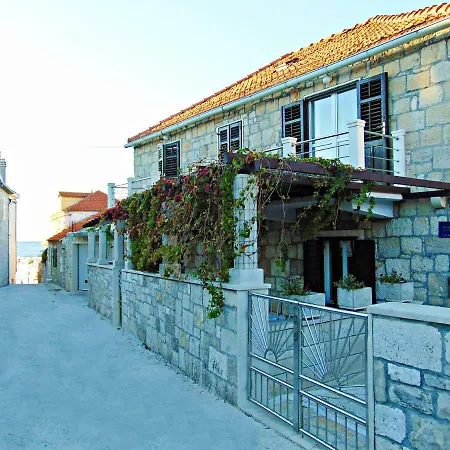Spacious 50 M From The Postira