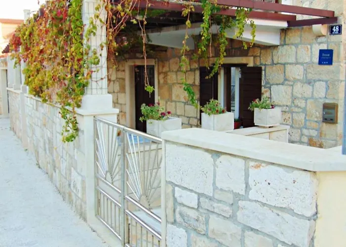 Spacious Apartment 50 M From The Beach Apartment Postira
