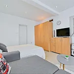 Daire Spacious 50 M From The Postira