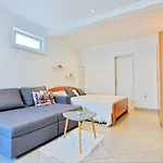 Spacious 50 M From The Postira