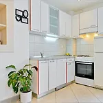 Spacious 50 M From The Daire Postira