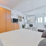 Spacious 50 M From The Postira