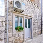 Spacious 50 M From The Daire