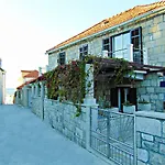 Spacious 50 M From The Postira