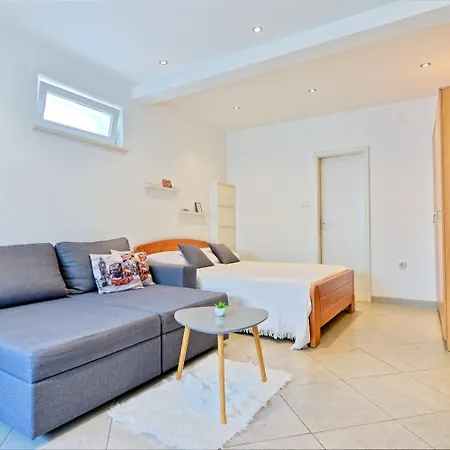 Spacious Apartment 50 M From The Beach Postira