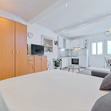 Spacious Apartment 50 M From The Beach Postira