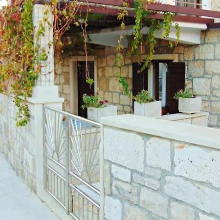 Spacious 50 M From The Daire Postira